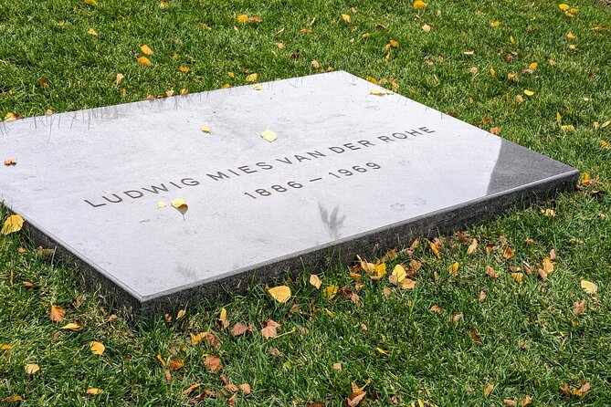 The Deep Pockets Of Graceland Cemetery Walking Tour - How the tour story is delivered: what to watch for