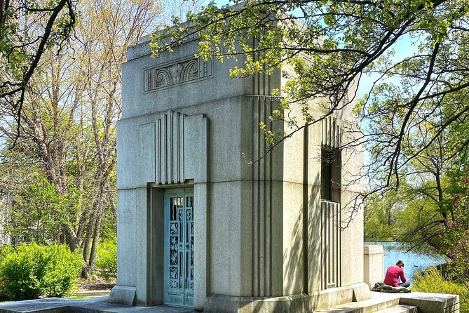 The Deep Pockets Of Graceland Cemetery Walking Tour - Weather and fitness: practical planning for a cemetery walk